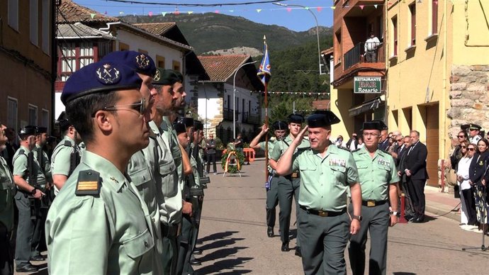 El teniente general jefe del Mando de Operaciones de la Guardia Civil, Luis Antonio del Castillo, pasa revista durante el acto homaneja a los agentes fallecidos hace diez años en Sabero (León)