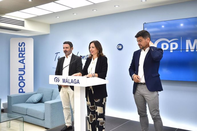 La presidenta del PP de Málaga, Patricia Navarro en rueda de prensa junto al secretario general provincial, José Ramón Carmona, y el coordinador general, Cristóbal Ortega.