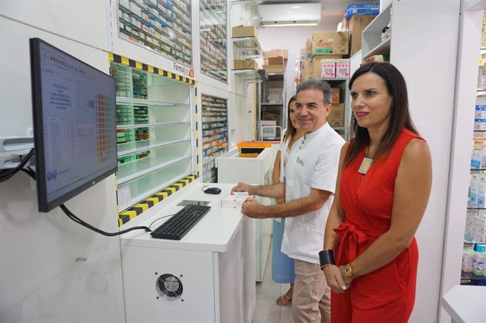 Gálvez (dcha.), durante su visita a la farmacia 'Sagunto 67'.