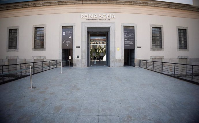 Archivo - Entrada, en la fachada Sabatini, del Museo Reina Sofía,, en Madrid (España). E