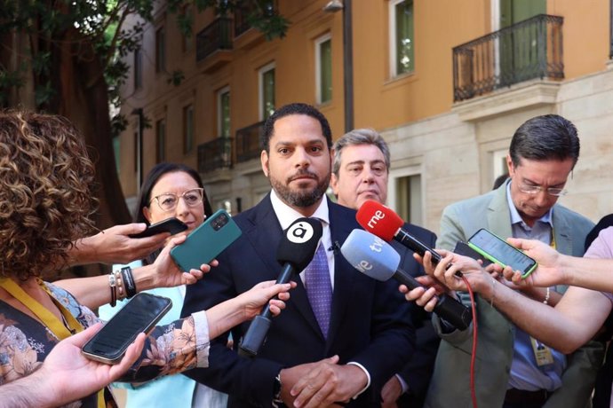 El secretario general de Vox, Ignacio Garriga, atiende a los medios en Les Corts