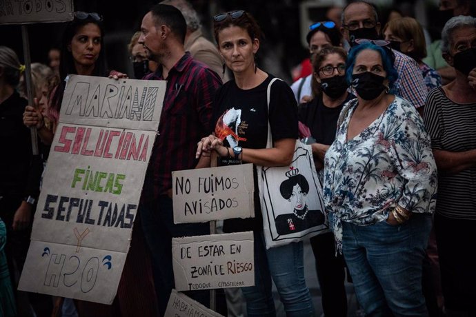 Archivo - Un grupo de personas durante una manifestación 'silenciosa' de protesta contra la gestión de la reconstrucción en La Palma