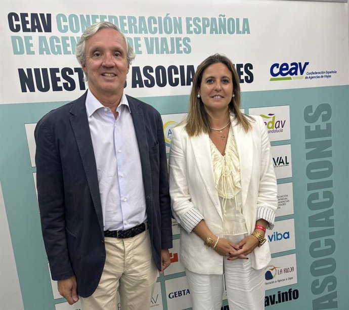 El presidente de CEAV y la delegada municipal de Turismo, tras la renovación de un acuerdo de colaboración en el Consistorio.