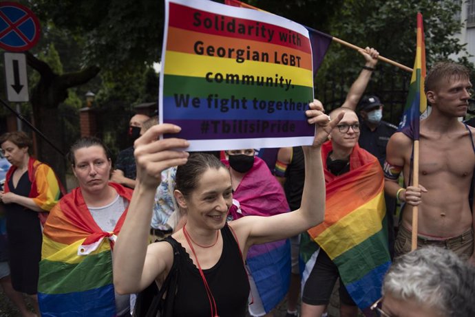 Archivo - July 8, 2021, Warsaw, Warsaw, Poland: A demonstrator holds a placard next to the Georgian embassy on July 8, 2021 in Warsaw, Poland. Around a hundred people rallied next to the embassy of Georgia to show solidarity to the Georgian LGBT+ communit