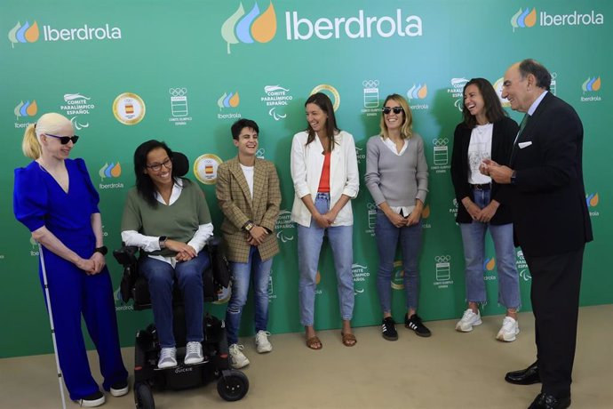 Ignacio Galán junto a Susana Rodríguez, Teresa Perales, María Pérez, Laura Ester, Elena Congost y Sara Sorribes