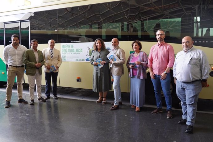 El subdelegado de la Junta de Andalucía en el Campo de Gibraltar, Javier Ros, y la delegada territorial de Fomento, Carmen Sánchez, presentan actos de la Semana de la Movilidad en esta comarca.