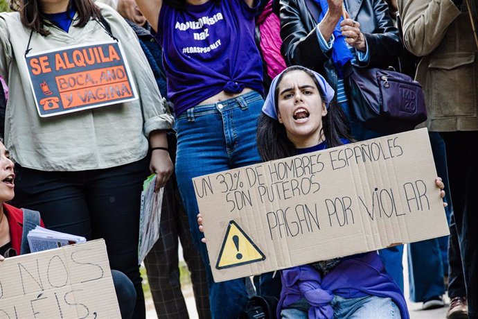 Archivo - Manifestantes durante una manifestación por la atención a las víctimas de la prostitución.