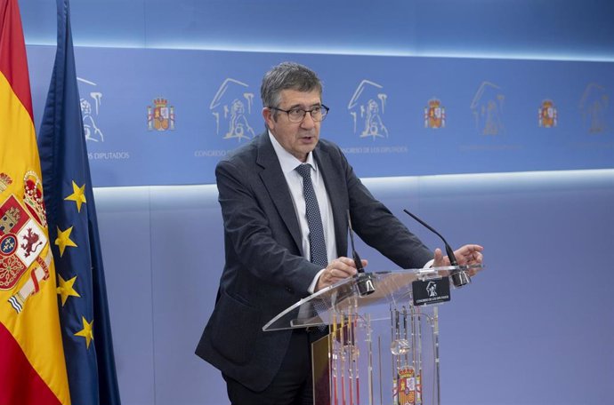 El portavoz del PSOE en el Congreso, Patxi López, durante una rueda de prensa posterior a la reunión de la Junta de Portavoces, en el Congreso de los Diputados, a 17 de septiembre de 2024, en Madrid (España).