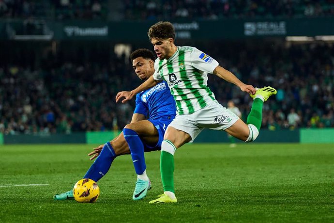 Archivo - Ez Abde disputa el balón a un jugador del Getafe en el encuentro de la pasada liga con el equipo del Sur de Madrid en el Villamarín.