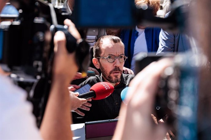 El exdiputado de Podemos Pablo Echenique atiende a los medios de comunicación a su llegada a declarar a los juzgados de Plaza de Castilla, a 17 de septiembre de 2024, en Madrid (España).