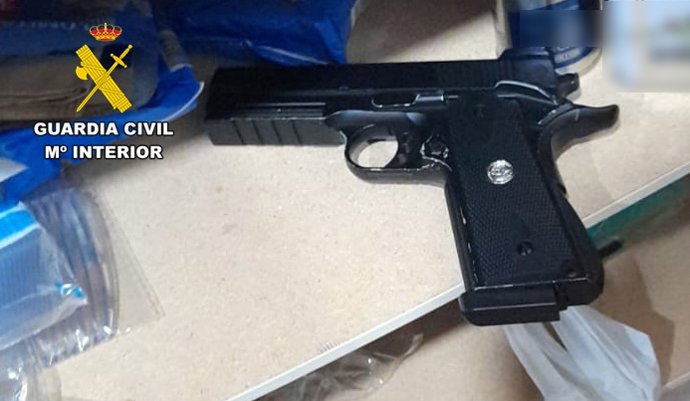 Arma simulada intervenida.