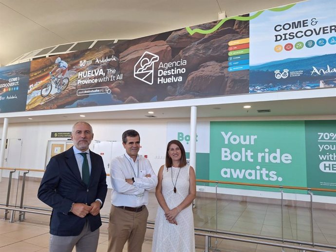 La delegada de Turismo y Andalucía Exterior, Teresa Herrera, y el vicepresidente de la Agencia Destino Huelva, Emiliano Cabot (izquiera), en el aeropuerto de Faro (Portugal)