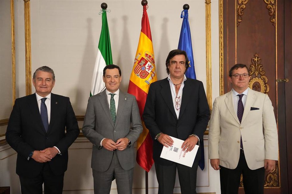 El consejero Antonio Sanz, el presidente de la Junta, Juanma Moreno, el preisdente de Cesur, José Manuel González, y su vicepresidente, Fernando Seco, en un encuentro en el Palacio de San Telmo.