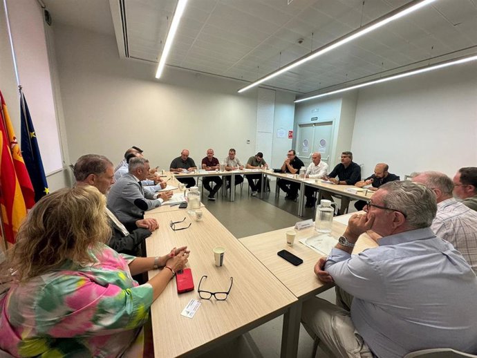 El conseller de Agricultura, Miguel Barrachina, se reúne con organizaciones agrarias para abordar las ayudas por la sequía