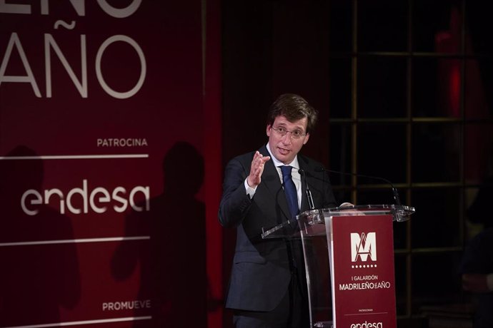 Archivo - El alcalde de Madrid, José Luis Martínez-Almeida, en el acto de entrega del Premio Madrileño del Año,en el Teatro Real, a 6 de octubre de 2021, en Madrid.