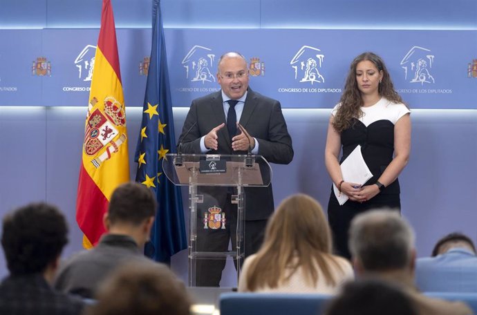 El portavoz del PP en el Congreso, Miguel Tellado, durante una rueda de prensa posterior a la reunión de la Junta de Portavoces, en el Congreso de los Diputados, a 17 de septiembre de 2024, en Madrid (España).