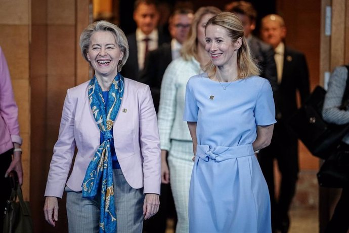 Archivo - La presidenta de la Comisión Europea, Ursula Von der Leyen, y la exprimera ministra estonia Kaja Kallas