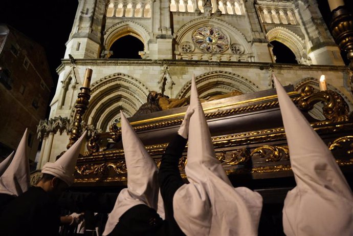 Archivo - Varios banceros portan un paso durante la procesión del Santo Entierro, a 29 de marzo de 2024, en Cuenca, Castilla-La Mancha (España).