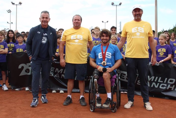 Tenis.-El medallista paralímpico Daniel Caverzaschi, homenajeado por la Emilio Sánchez Academy