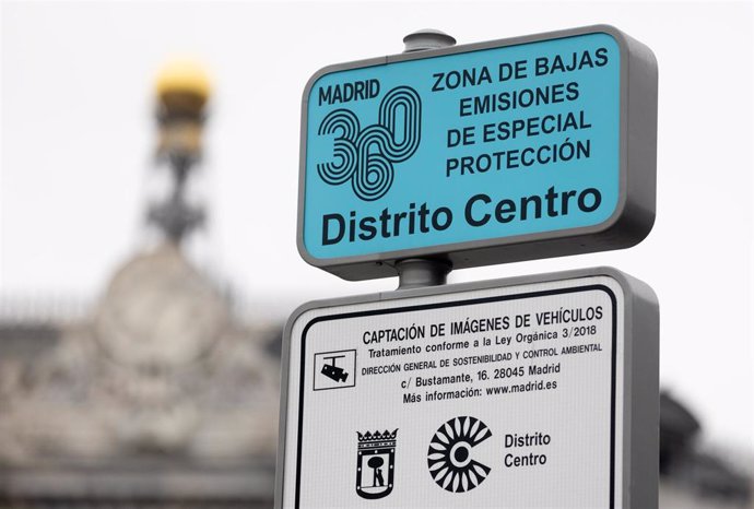 Archivo - Una señalización de Zona de Bajas Emisiones de especial protección en el Distrito Centro, a 2 de enero de 2024, en Madrid (España). La Zona de Bajas Emisiones (ZBE) en Madrid ha entrado en vigor el pasado lunes, 1 de enero, en todo el término mu