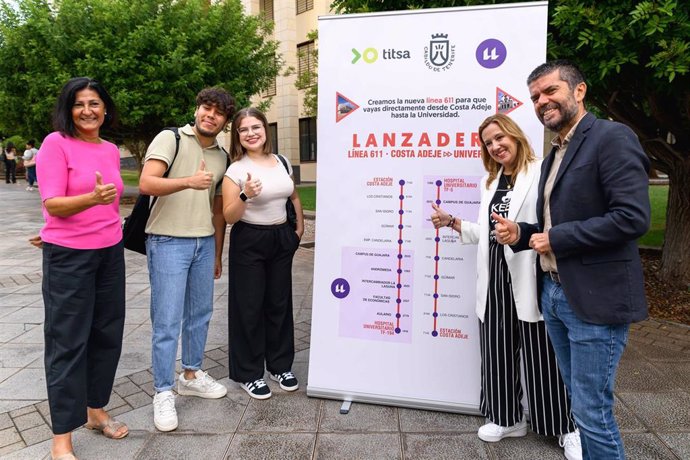 La presidenta del Cabildo de Tenerife, Rosa Dávila, y el rector de la ULL, Francisco García, con los estudiantes promotores de la guagua lanzadera del sur