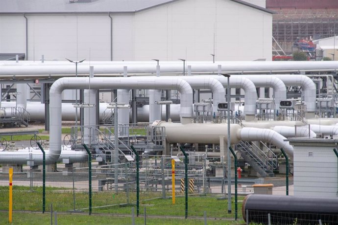 Archivo - FILED - 03 August 2023, Mecklenburg-Western Pomerania, Lubmin: A view of pipe systems and shut-off devices in the gas junction of Gascade Gastransport GmbH in Lubmin in western Pomerania.