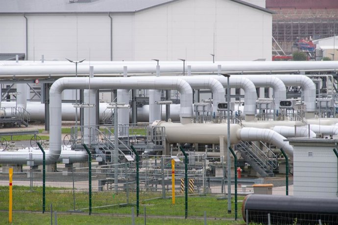 Archivo - FILED - 03 August 2023, Mecklenburg-Western Pomerania, Lubmin: A view of pipe systems and shut-off devices in the gas junction of Gascade Gastransport GmbH in Lubmin in western Pomerania.