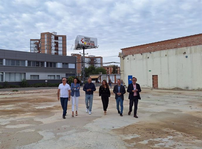 Erik Domínguez (2d), junto a otros responsables del PP, en el Parque Empresarial Santana.