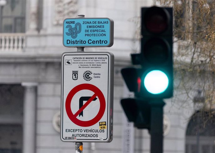 Archivo - Una señalización de Zona de Bajas Emisiones de especial protección en el Distrito Centro 