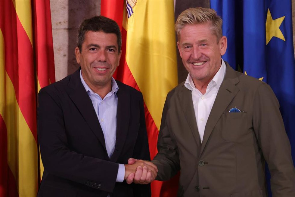 El 'president' de la Generalitat, Carlos Mazón, y el el CEO de Seat y Cupra, Wayne Griffiths, en una reunión en el Palau