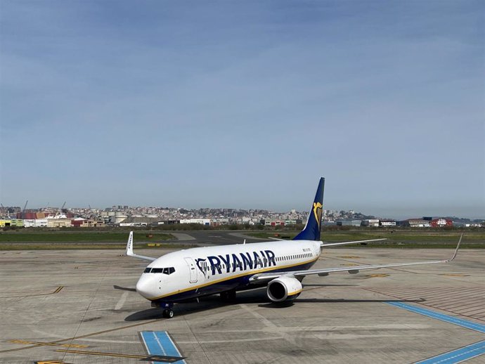 Archivo - Avión Ryanair en el aeropuerto Seve Ballesteros de Santander