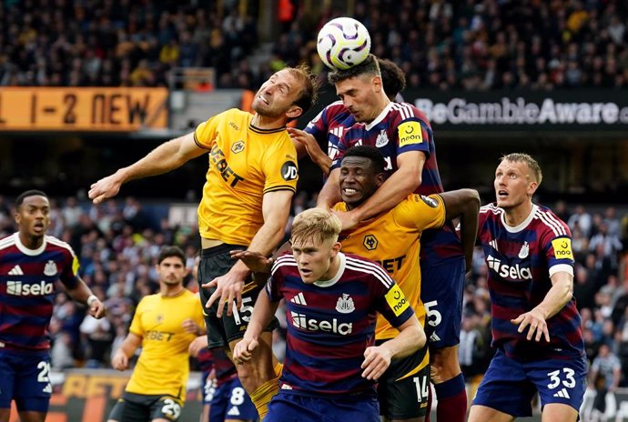 15 September 2024, United Kingdom, Wolverhampton: Newcastle United's Fabian Schar heads clear the ball during the English Premier League soccer match between Wolverhampton Wanderers and Newcastle United at Molineux Stadium. Photo: David Davies/PA Wire/dpa