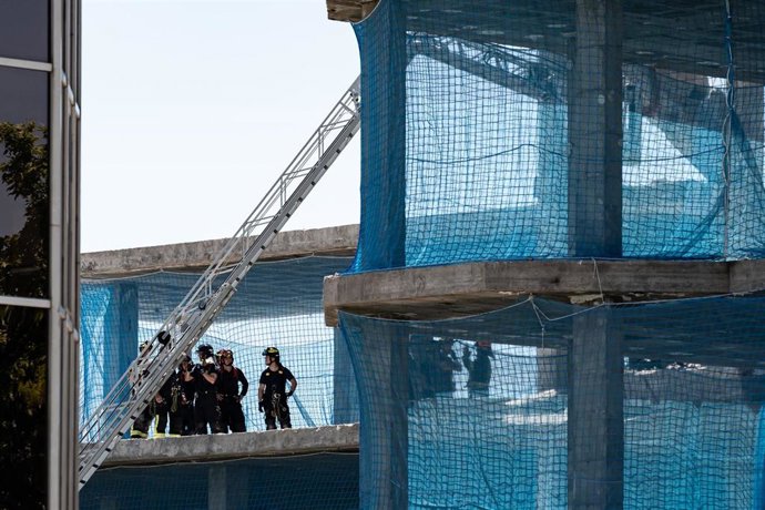 Archivo - Bomberos trabajando en el edificio donde se ha derrumbado el forjado, en la calle Lezama, a 8 de mayo de 2024, en Madrid (España).