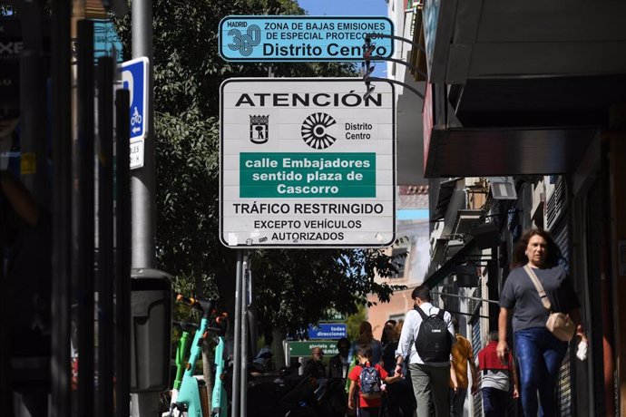 Un cartel indica la zona de bajas emisiones 360 del Distrito Centro 