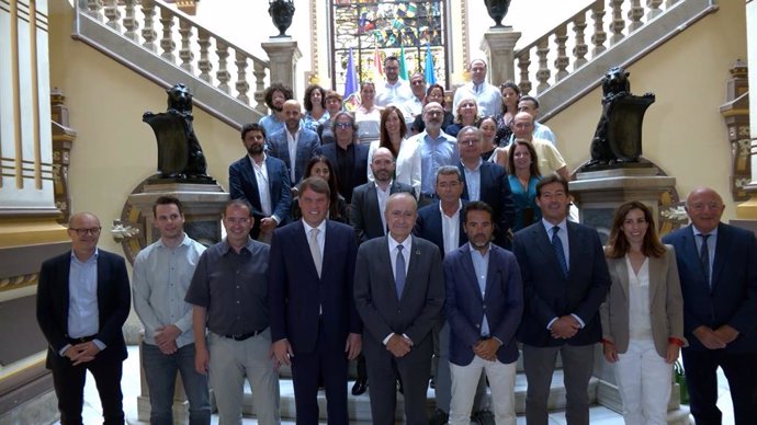 Foto de grupo de la presentación del informe 'La gestión del agua en el turismo'.