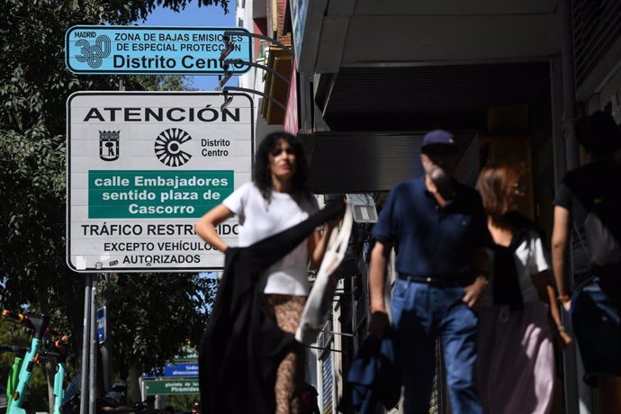 Un cartel indica la zona de bajas emisiones 360 del Distrito Centro