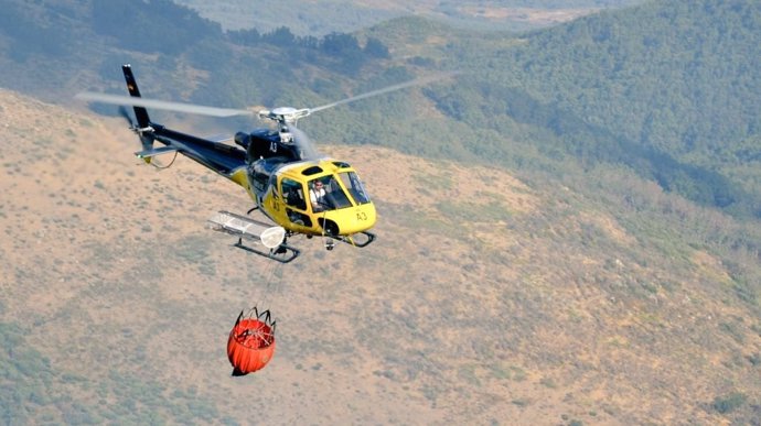 Helicóptero de extinción de incendios del Infoex en Extremadura, en una imagen de archivo.