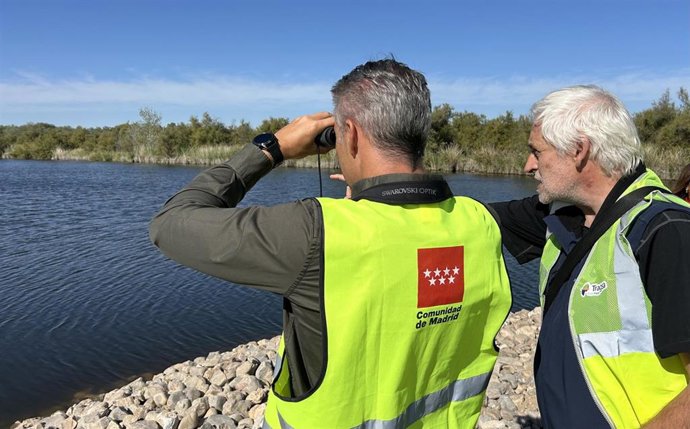 El consejero de Medio Ambiente, Agricultura e Interior de la Comunidad de Madrid, Carlos Novillo, ha visitado hoy la Laguna de Soto de las Cuevas, en Aranjuez.