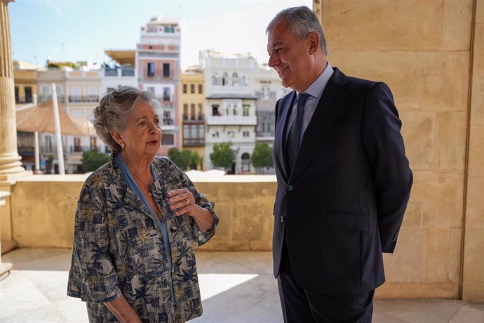 José Luis Sanz, con Guadalupe Fiñana, la conocida como 'abuela de dragones' por sus comentarios en redes sociales sobre la serie televisiva 'Juego de Tronos', en el Consistorio.