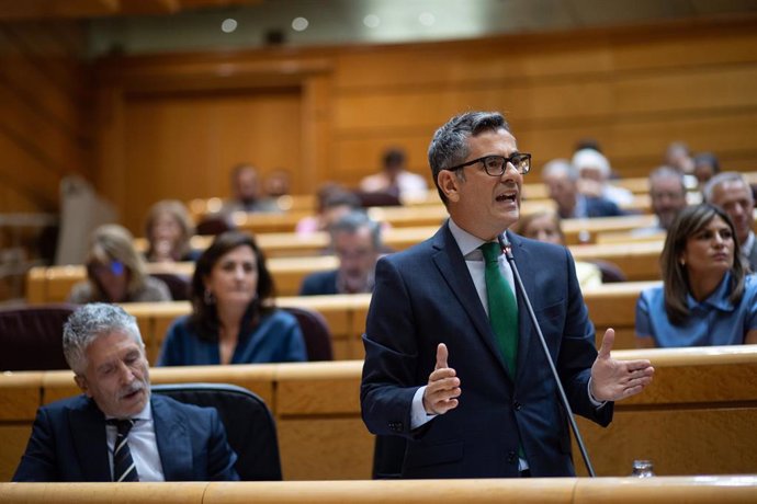 El ministro del Interior, Fernando Grande-Marlaska (i) y el ministro de la Presidencia, Relaciones con las Cortes y Justicia, Félix Bolaños (d), durante una sesión plenaria en la Cámara Alta, a 17 de septiembre de 2024, en Madrid (España). La crisis human