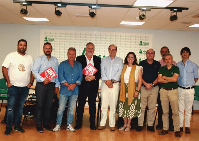 Firmantes del nuevo convenio provincial del campo de Córdoba.