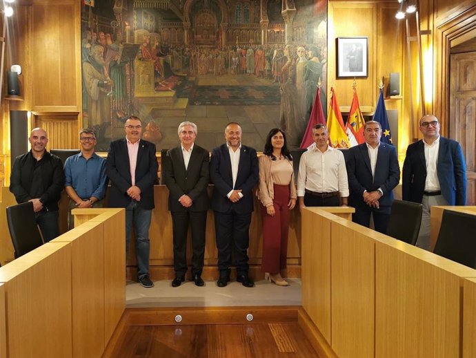 Participantes en la Asamblea de la Agrupación Europea de Cooperación Territorial (AECT) León-Bragança celebrada este martes en León.