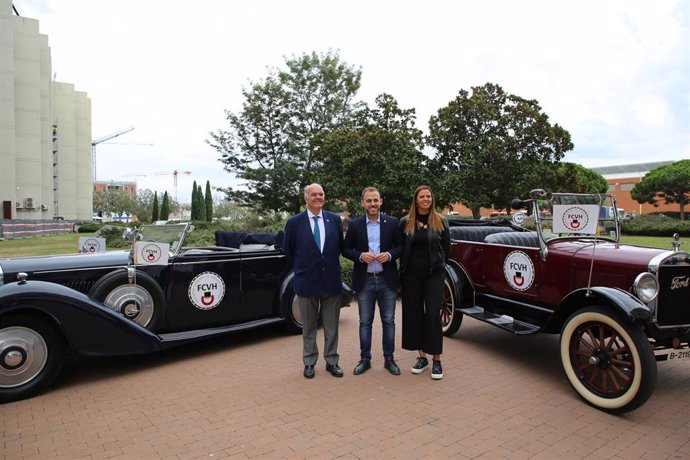 El presidente de la FCVH, Josep Narcís Arderiu (i), el vicepresidente de Movilidad y Transporte del AMB Carlos Cordón (c) y la consejera delegada de Movilidad Sostenible del AMB, Elisabet Latorre (d).