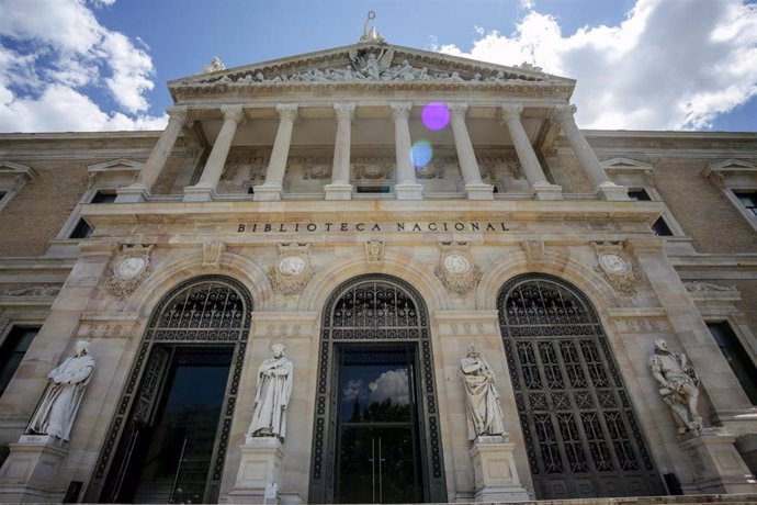 Archivo - Fachada de la Biblioteca Nacional de España (BNE), reabierta desde ayer a servicios presenciales permite desde hoy las consultas de sus fondos, 