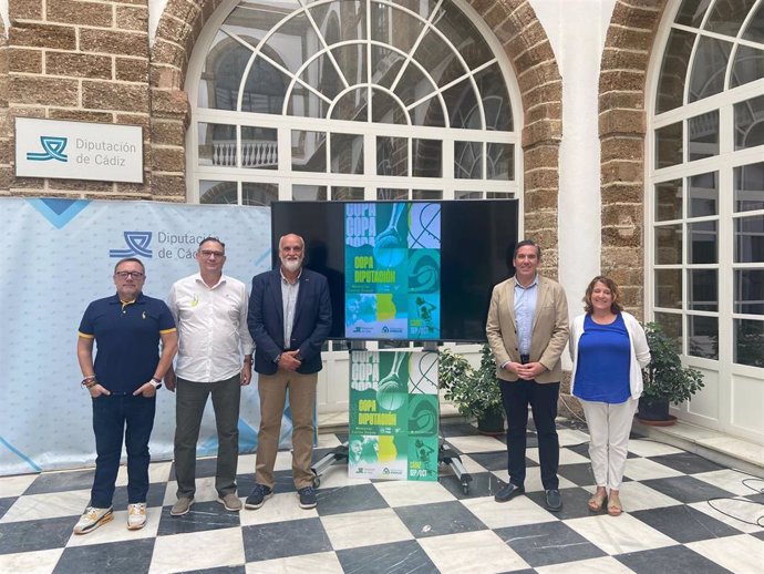 El vicepresidente segundo y responsable del Servicio de Deportes de la Diputación de Cádiz, Javier Vidal, y el delegado en Cádiz de la Federación Andaluza de Baloncesto, Adolfo Magrañal, presentan la Copa Diputación Memorial Carlos Duque