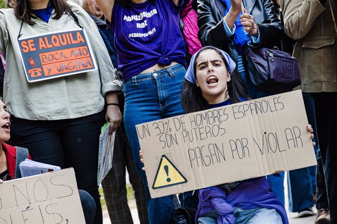 Archivo - Arxiu - Manifestants durant una manifestació per l'atenció a les víctimes de la prostitució.