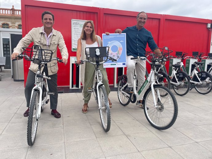 El servicio Bus+Bici de la Junta de Andalucía se reanuda en la Estación Provisional con bicicletas eléctricas