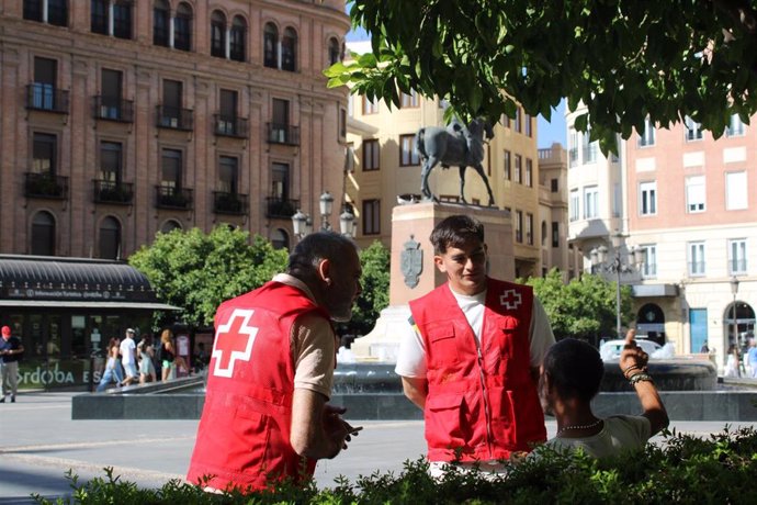 Voluntarios de Cruz Roja en la Plaza de las Tendillas.