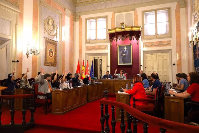 El pleno del Ayuntamiento de Alcalá ha aprobado una comisión para investigar contratos menores a familiares de dos concejalas socialistas durante el Gobierno de Javier Rodríguez Palacios