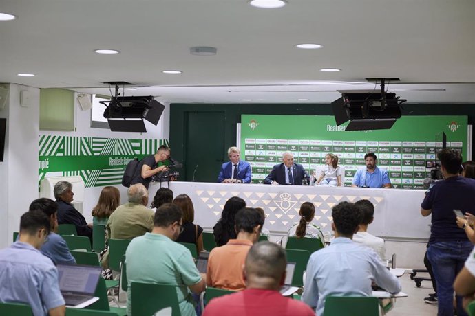 Presentación ante los medios de Paola Calzado, con síndrome de Rett, 'Fichaje Estrella' este año de la Fundación Real Betis.